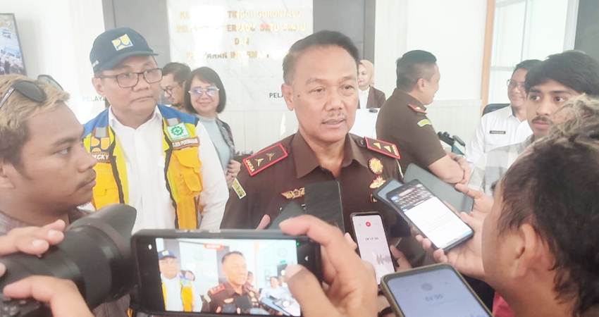 Kajati Gorontalo, Purwanto Joko Irianto saat diwawancarai wartawan usai persemian Rusun serta gedung PTSP dan juga gedung Kamdal, Senin (15/01/2024). (Foto: Natha/Gorontalo Post).