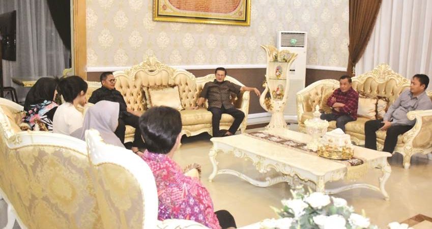 Suasana pertemuan antara Wakil Ketua MPR RI, Fadel Muhammad dengan Wali Kota Gorontalo, Marten Taha, Senin (1/1/2024). (Foto: Prokopim)