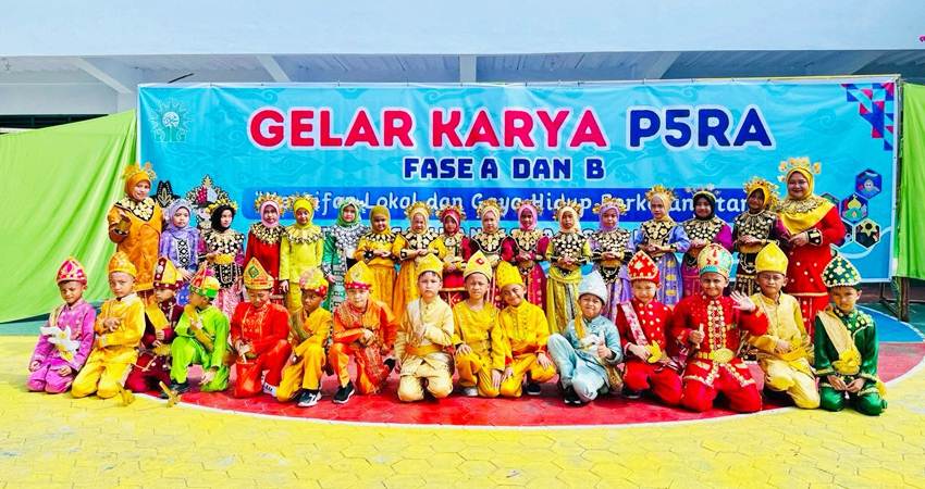 Berbagai macam jenis pakaian adat Gorontalo yang dikenakan siswa pada pembukaan Pekan Kreatifitas Siswa MIM Unggulan Kota Gorontalo, dirangkai dengan Gelar Karya P5P2RA Fase A dan B. Senin,(8/01) di Gedung II MIM Unggulan Kota Gorontalo.