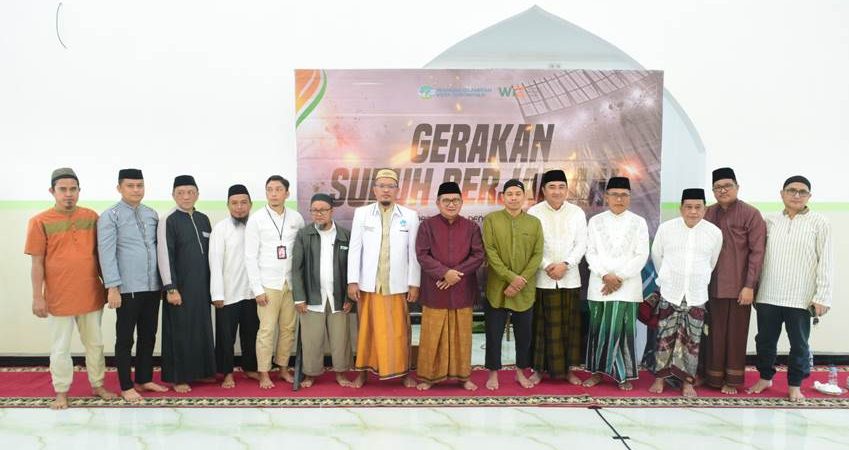 Walikota Marten Taha, Ketua Dekot Hardi Sidiki dan jajaran pejabat teras Pemkot berpose dengan pengurus Wahdah Islamiyah Gorontalo salah satu ormas islam terkemuka di Gorontalo saat ini. (Foto: Istimewa).