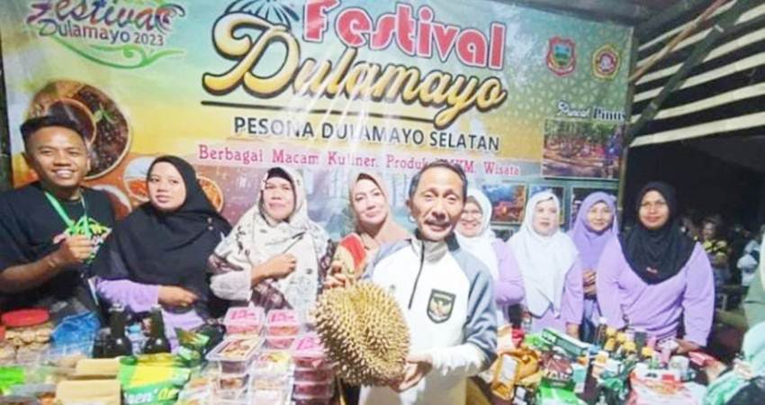 POTENSI EKONOMI. Bupati Gorontalo Nelson Pomalingo yang didampingi Ketua TP PKK Fory Naway dan warga masyarakat Dulamayo Selatan saat foto bersama memperkenalkan hasil pertanian dari Desa Dulamayo Selatan.