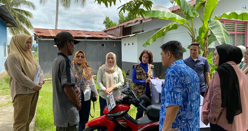 Monitoring program bantuan motor coolbox oleh Komisi II Deprov Gorontalo, Kamis (18/1). (Foto : Humas )