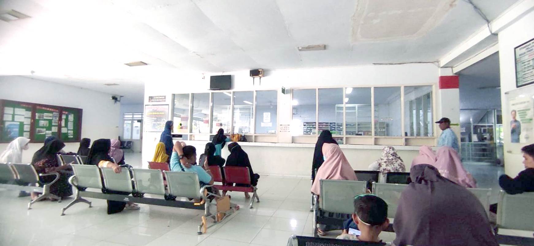 Banyaknya pasien yang mengantri di Apotik RSAS untuk menjemput obat resep dokter di Apotek RSAS Kota Gorontalo, Kamis, 10/1/24). (Foto: Roy/Gorontalo Post).