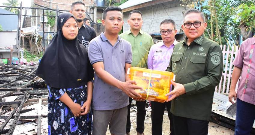 Wali Kota Gorontalo, Marten Taha ketika melihat kondisi rumah di Kelurahan Molosipat U, Kecamatan Sipatana yang hangus dilalap si jago merah, Kamis (18/1/2024). (Foto: Prokopim)