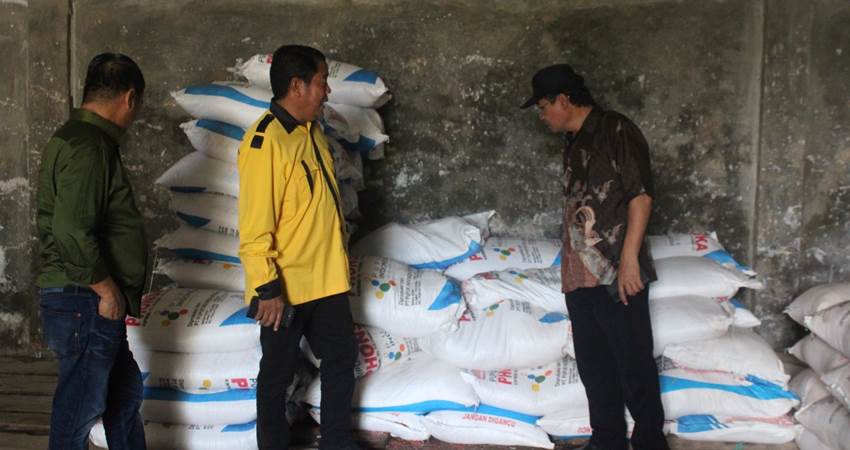 Sejumlah personil Komisi II Deprov Gorontalo melakukan pemantauan ketersediaan pupuk di kios penyalur pupuk bersubsidi di Kabupaten Gorontalo dan Boalemo, pekan lalu.