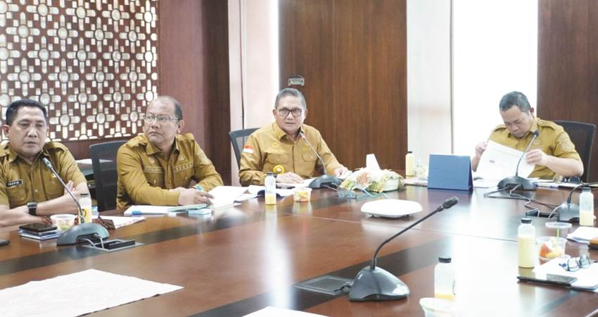 Wali Kota Gorontalo, Marten Taha ketika memaparkan penyebab inflasi di Kota Gorontalo pada rapat evaluasi capaian inflasi tahun 2023, Senin (8/1/2023). (Foto: Prokopim)