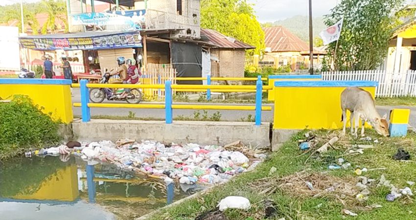 kondisi jembatan yang landai menjadi penyebab tersumbatnya sampah yang menumpuk. (Foto Caisar/GP)