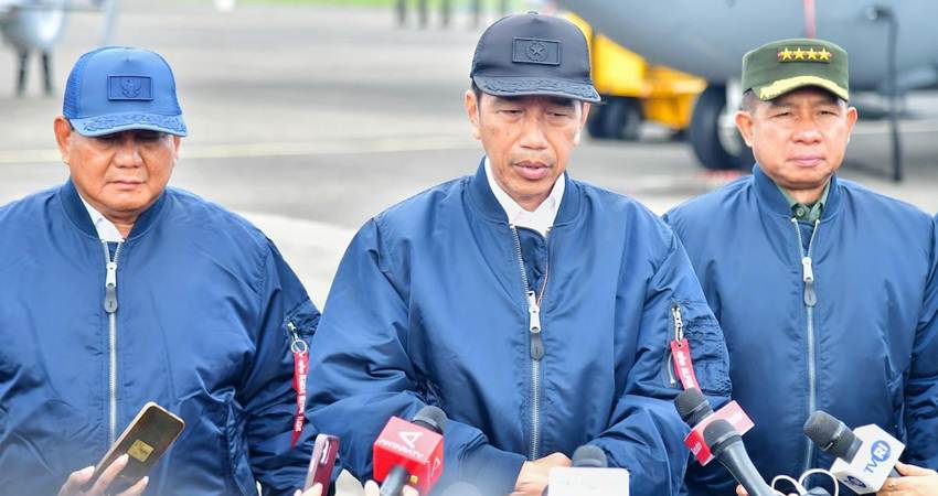 Presiden Joko Widodo (Jokowi) bersama Menhan Prabowo Subianto dan Panglima TNI Jenderal Agus Subiyanto seusai menghadiri penyerahan pesawat C-130J-30 Super Hercules di Lanud Halim Perdanakusuma, Jakarta, Rabu (24/1/2024). (Foto: BPMI Sekretariat Presiden)