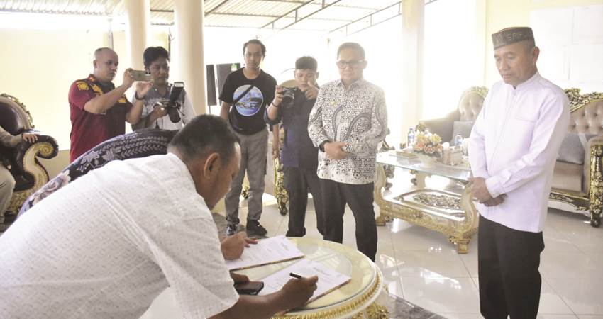 Penandatanganan naskah perjanjian kerjasama oleh yang disaksikan oleh Wali Kota Gorontalo, Marten Taha dan Bupati Pohuwato, Saipul Mbuinga, Juma’at (5/01/2023) di rudis Bupati Pohuwato. (Foto: Prokopim)