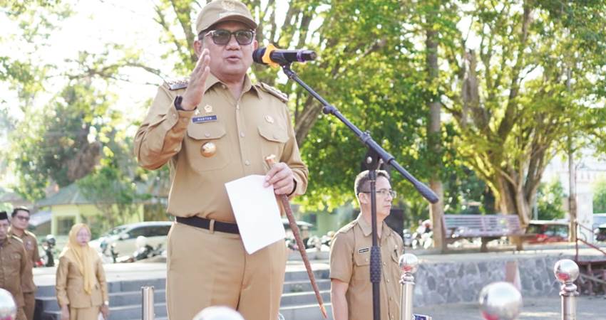 Wali Kota Gorontalo, Marten Taha ketika memimpin apel kerja awal tahun, Selasa (2/1/2024) di Lapangan Taruna Remaja. (Foto: Prokopim)