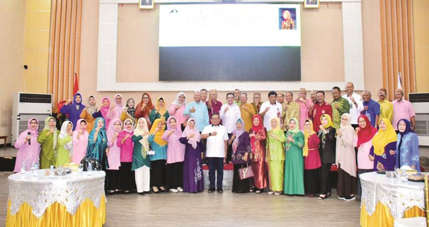Foto bersama antara Wali Kota Gorontalo, Marten Taha ketika melakukan foto bersama dengan pengurus dan anggota KPB usai rakerda, Rabu (10/1/2024). (Foto: Prokopim)