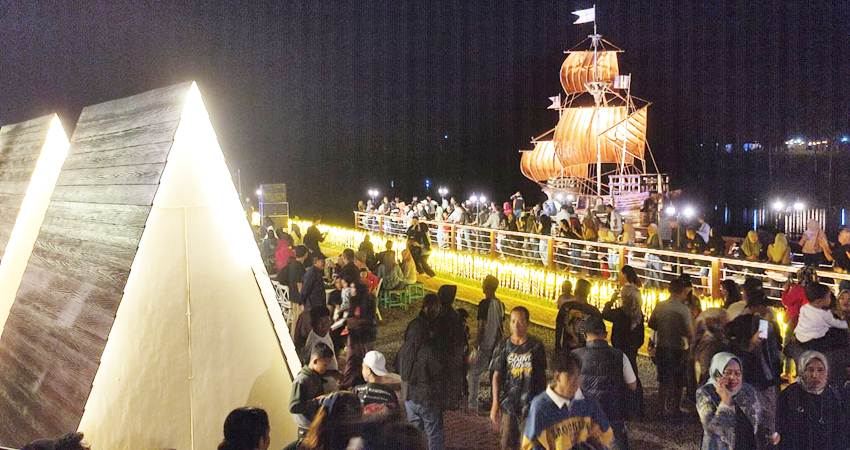 MENARIK WISATAWAN : Kapal layar bergaya eropa klasik 'berlabuh' di Danau Perintis, menambah daya tarik Danau yang terus dipoles untuk menarik wisatawan itu. (foto : natha / gorontalo post)