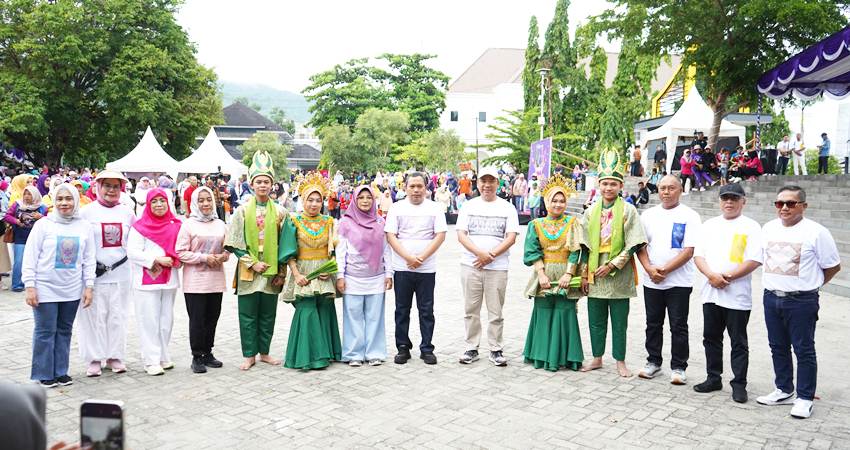 KARAWO : Pj Gubernur Ismail Pakaya, bersama Bupati/Wali Kota, dan KPw BI Gorontalo Dian Nugraha pada pencanangan Hari Karawo, Ahad (21/1). (foto : dok /BI Gorontalo)
