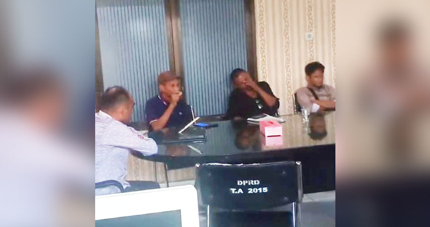 TERIMA. Ketua Komisi l saat menerima aspirasi masyarakat Desa Botumoputi Kecamatan Tibawa