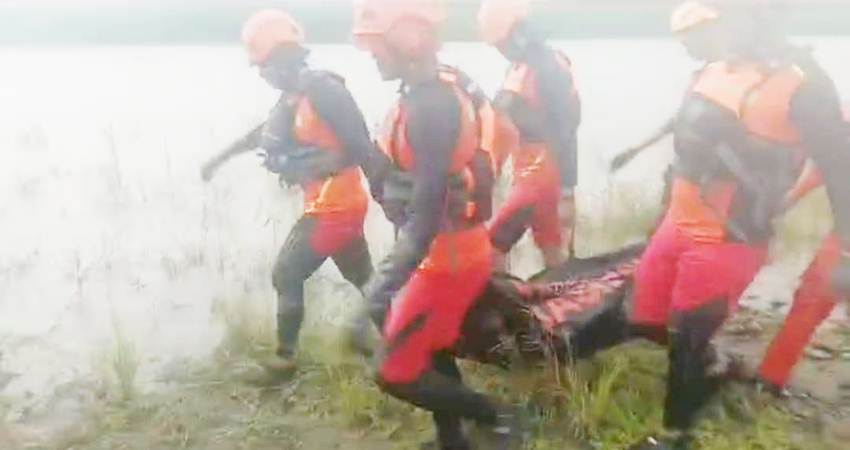 Evakuasi korban oleh Tim SAR kerumah duka untuk di semayamkan dan operasi SAR di sungai Paguyaman Desa Pangea, Kecamatan Wonosari, Kabupaten Boalemo, Ahad (21/01/2024).