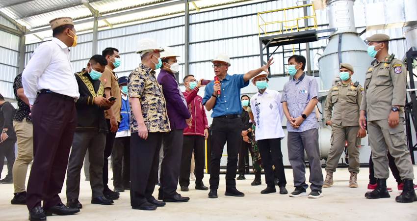 Peresmian inseminator limbah B3 medis di Desa Talumelito, Kabupaten Gorontalo, Selasa (23/1). Fasilitas ini dibangun bekerjasama dengan Kementerian LHK. (foto : dok /pemprov)