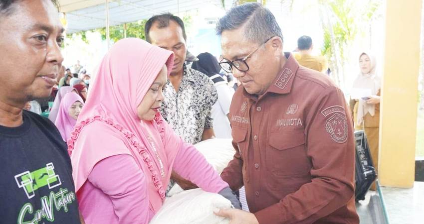 Wali Kota Gorontalo, Marten Taha ketika menyerahkan bantuan bahan pokok. Bantuan seperti ini, kembali akan dilaksanakan Pemerintah Kota Gorontalo dalam rangka menghapus kemiskinan ekstrem. (Foto: Prokopim)