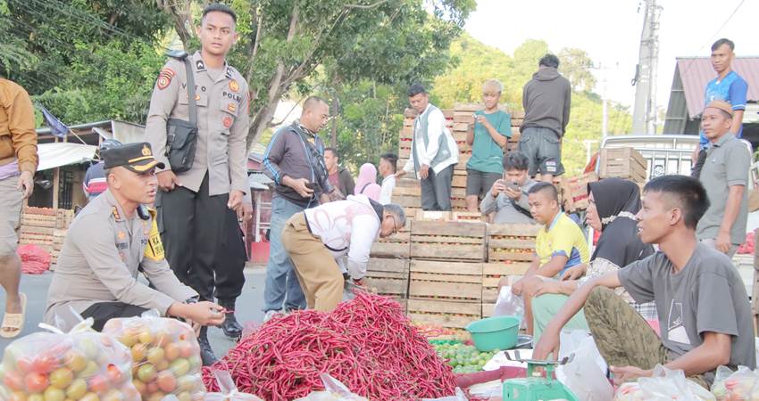 Kapolresta Gorontalo Kota, Kombes Pol. Dr. Ade Permana,S.I.K,M.H bersama PJU dan personel Satuan Lalu Lintas melakukan pemantauan sekaligus pengaturan di lokasi Pasar Pilolodaa.