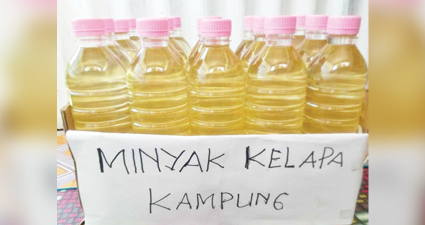 Minyak kelapa kampung yang diisi dalam kemasan botol.