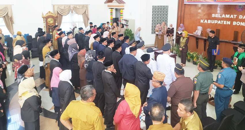 100 HARI : Puluhan pejabat di lingkungan Pemda Bone Bolango saat dilantik oleh Bupati Merlan Uloli, di kantor bupati, Selasa (31/1). (foto : caesar / gorontalopost)
