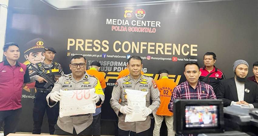 Tiga terduga pengedar narkoba jenis sabu-sabu saat diamankan di Mapolda Gorontalo. (Foto: Jalal/Gorontalo Post)