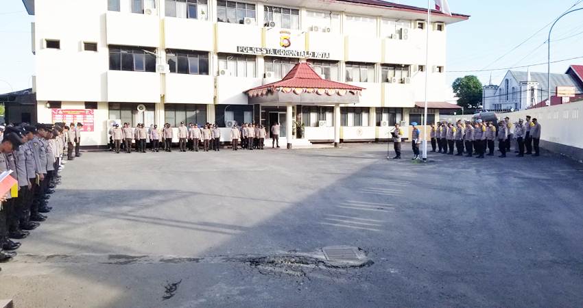 Kapolresta Gorontalo Kota, Kombes Pol. Dr. Ade Permana,S.I.K,M.H saat memberikan penyampaian kepada personel Polri, agar tetap netral dalam pelaksanaan pesta demokrasi.