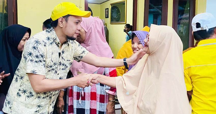 POLITIK KEBERSAMAAN : Politisi muda Golkar Gorontalo, Novaliansyah Abdussamad disambut antusias warga Kota Gorontalo, saat melakukan pertemuan dengan warga belum lama ini. (foto : istimewa)