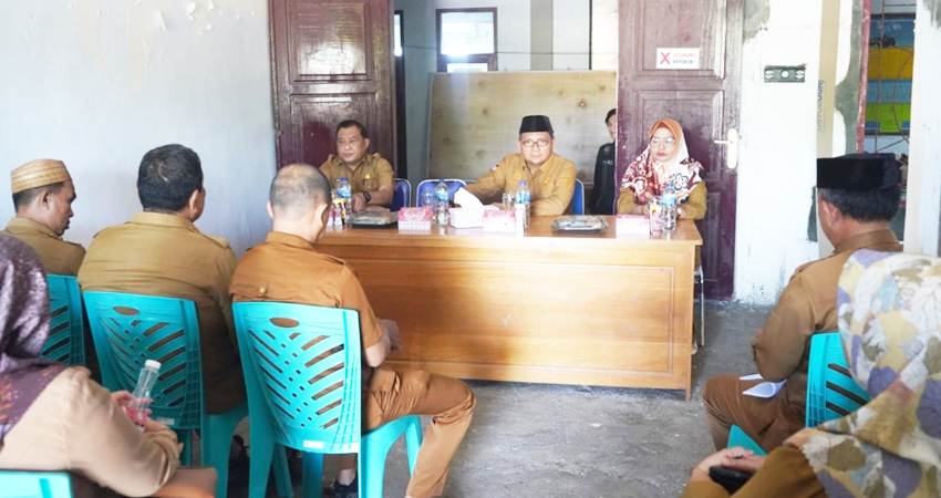 Wali Kota Gorontalo, Marten Taha ketika melakukan kunjungan di salah satu kecamatan yang ada di Kota Gorontalo. (Foto: Prokopim)