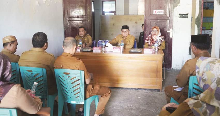 Wali Kota Gorontalo, Marten Taha ketika melakukan kunjungan di salah satu kecamatan yang ada di Kota Gorontalo. (Foto: Prokopim)