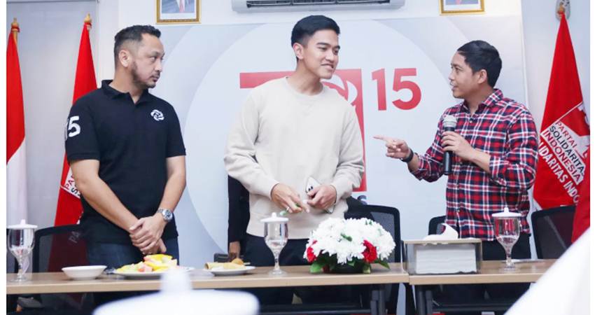 Ketua Umum Partai Solidaritas Indonesia (PSI) Kaesang Pangarep (tengah) bersama Anggota Dewan Pembina Giring Ganesha dan Sekjen Raja Juli Antoni saat memimpinrapat mingguan di gedung Dewan Pimpinan Pusat (DPP) PSI, Jakarta.