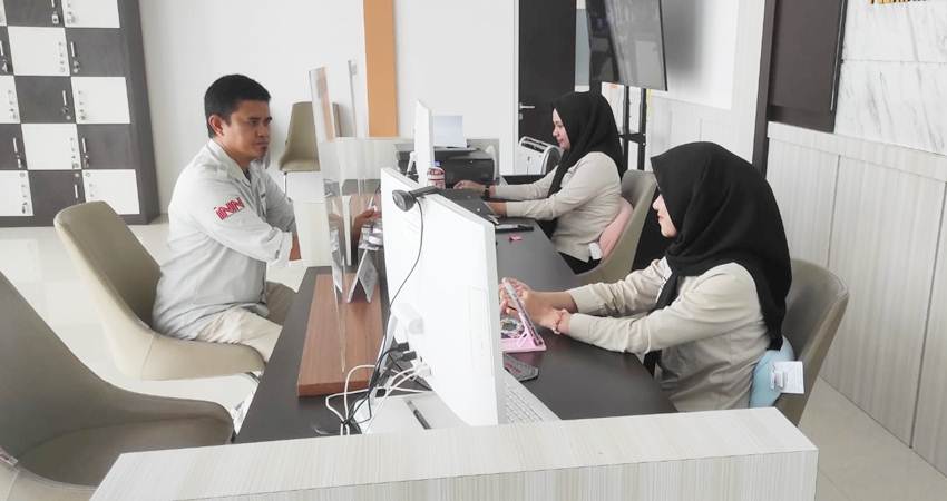 Wartawan koran ini saat melapor ke petugas PTSP saat hendak bertemu dengan pihak Kejati Gorontalo, Rabu (24/1/24). (Foto: Istimewa).