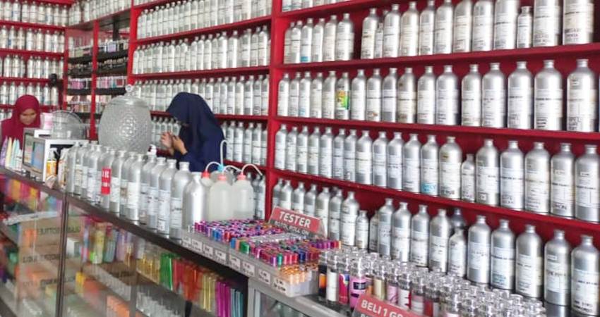 Salah satu toko parfum di Kota Gorontalo.