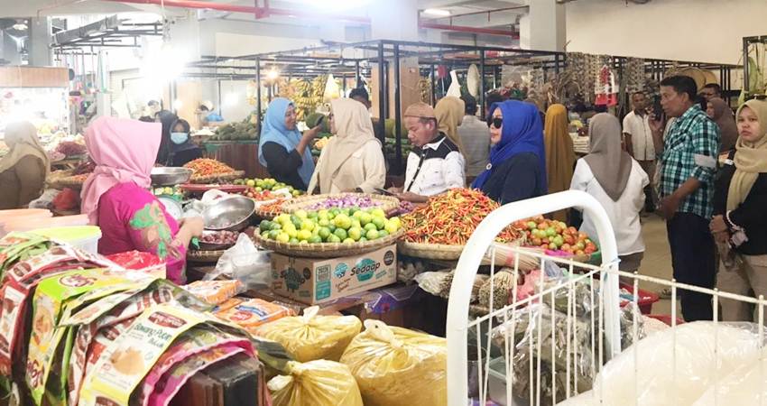 Aleg DPRD Kota Gorontalo Dapil Satu saat turun reses, dan melihat langsung keadaan pasar Sentral, Selasa (30/1/2024). (F. Diyanti/Gorontalo Post)