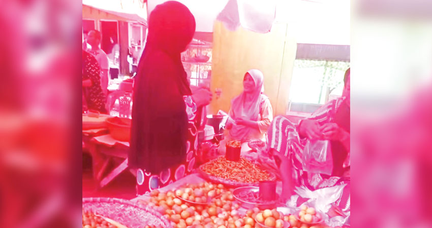 Pedagang di Pasar Mingguan saat melayani pembeli.