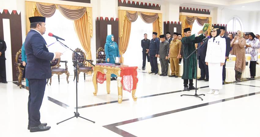 SELAMAT BEKERJA : Pj Gubernur Gorontalo Ismail Pakaya saat melantik Merlan Uloli sebagai Bupati Bone Bolango di di aula rumah jabatan gubernur, Senin (15/1). (Foto – Haris /pemprov)