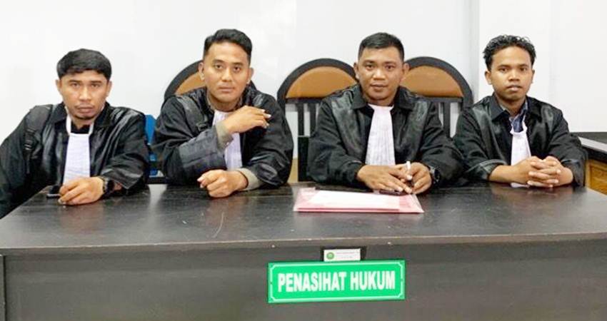 Tim pengacara tergugat yang dipimpin langusng Muhammad Fadhly Gella,SH.,MH.,C.P.Arb (kedua dari kanan) saat memberikan klarifikasi kepada awak media, Rabu (3/1/24).