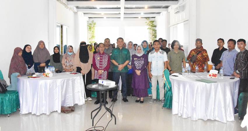 FOSE. Bupati Gorontalo Nelson Pomalingo saat foto bersama dengan Kepala Dinas PTSP Rahmat Mohamada dan para pengusaha muda Kabupaten Gorontalo.