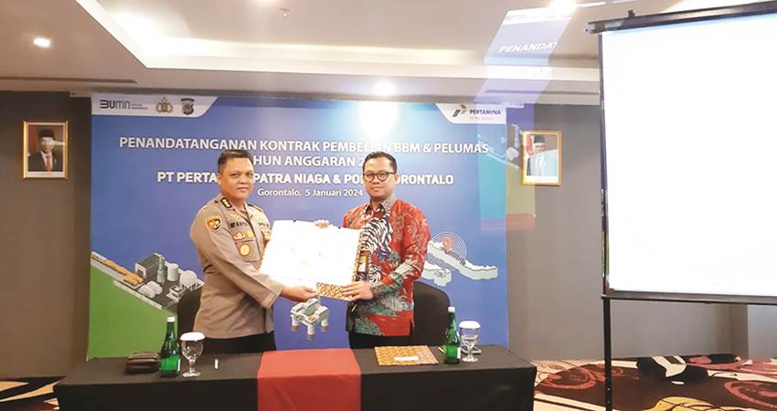 DISTRIBUSI LANCAR : Penandatanganan kerjasama Pertamina Patra Niaga Regional Sulawesi bersama Polda Gorontalo terkait pengadaan BBM dan Pelumas pada 11 Satker Polda Gorontalo, Jumat (5/1). (foto : jitro paputungan / gorontalo post)
