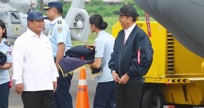 Presiden Jokowi bersama Menhan Prabowo Subianto pada acara penyerahan pesawat Super Hercules dari Kemhan ke TNI AU di pangkalan udara Halim Perdanakusuma, Jakarta (24/1).