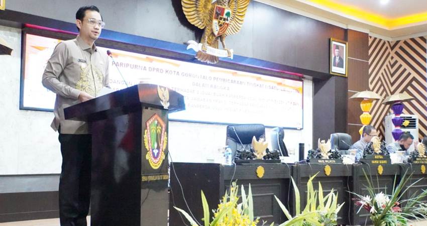 Wakil Wali Kota Gorontalo, Ryan F. Kono ketika memberikan sambutan pada rapat paripurna DPRD Kota Gorontalo pembicaraan tingkat satu lanjutan dalam rangka pemandangan umum fraksi terhadap dua buah Ranperda usul inisiatif eksekutif, Selasa (23/1/2024). (Foto: Prokopim)