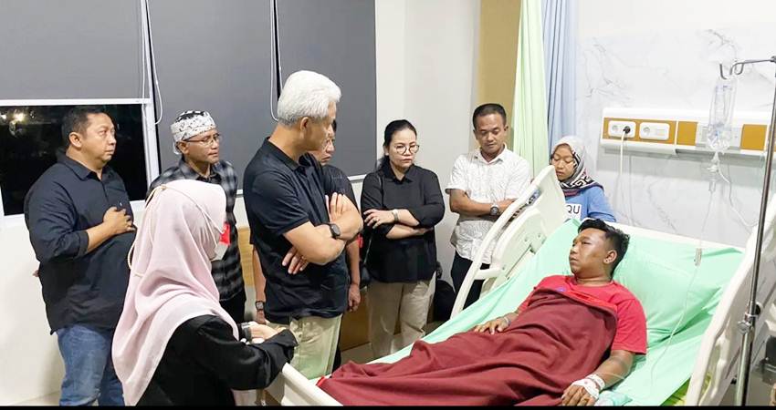Capres Ganjar Pranowo, menjenguk salah satu relawan yang menjadi korban penganiayaan oknum TNI di RSUD Boyolali, Ahad (31/12/2023) malam.