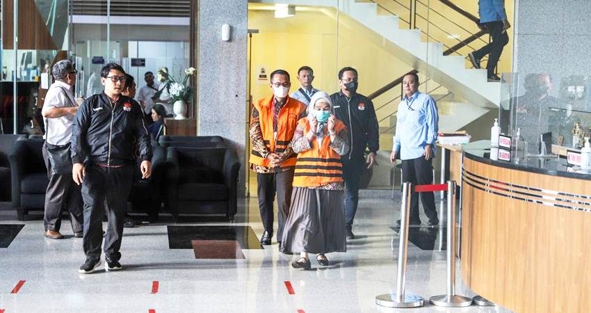 ROMPI ORANYE : Mantan Dirjen Kemenaker, Reyna Usman, dan pejabat pembuat komitmen pengadaan, I Nyoman Darmanta, mengenekan rompi oranye khas tahanan KPK setelah resmi ditahan, terkait dugaan korupsi Kamis (25/1).