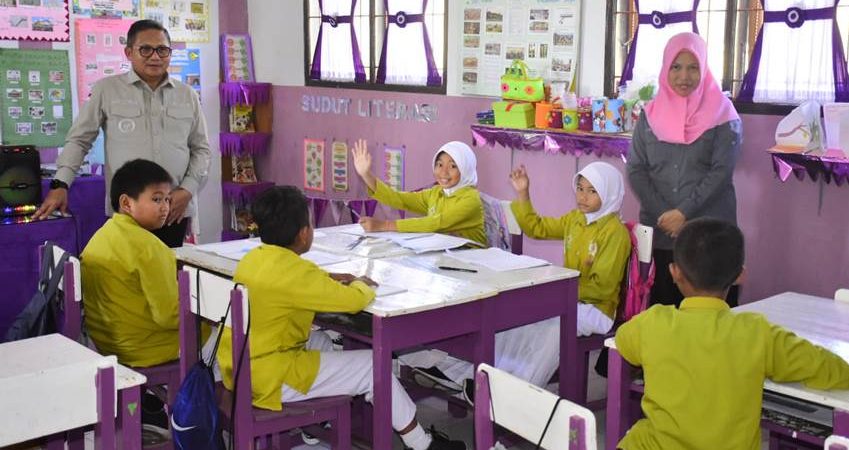 Wali Kota Gorontalo, Marten Taha ketika memantau proses belajar mengajar di SDN 81 Kota Gorontalo, Kamis (25/1/2024)