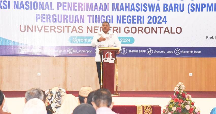 Rektor UNG, Prof. Eduart Wolok pada pelaksanaan sosialisasi tahapan seleksi nasional penerimaan mahasiswa baru, berlangsung di Hotel Damhil UNG, baru-baru ini. (foto dok / ung)