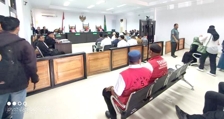 ara terdakwa kasus kerusuhan di Kabupaten Pohuwato, saat menjalani pembacaan dakwaan di Pengadilan Negeri Gorontalo, Selasa (9/1). (Foto: Ryan Lagili/gorontalo post)