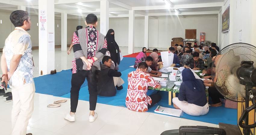 Kegiatan sortir dan lipat surat suara yang dilakukan KPU Bone Bolango, baru-baru ini. (Foto/dok)