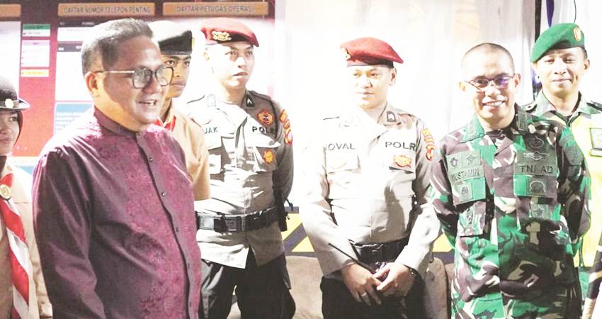 Wali Kota Gorontalo, Marten Taha bersama jajaran Forkopimda Kota Gorontalo melakukan peninjauan di salah satu posko pengamanan Nataru, Ahad (31/12/2023). (Foto: Prokopim)