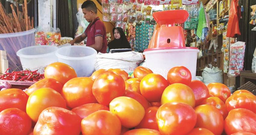 Tomat yang dijual pedagang di pasar tradisional.
