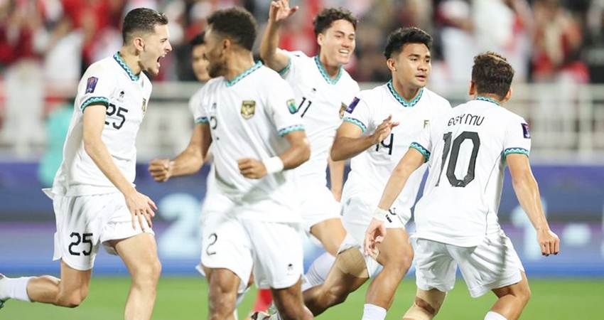 Timnas Indonesia saat merayakan gol Asnawi Mangkualam ke gawang Vietnam, Jumat (19/1). Saat ini Timnas Indonesia, bersiap untuk bertanding di laga 16 besar. (Dok : PSS)