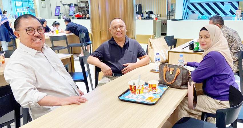 Pertemuan dua kader Golkar, Tonny Uloli dan Rusli Habibie di Jakarta,pekan lalu. (foto : istimewa)